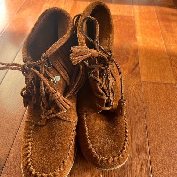 Minnetonka Suede Leather Fringe Wedge Shoe Ankle Boot Size 9 - Picture 2 of 6